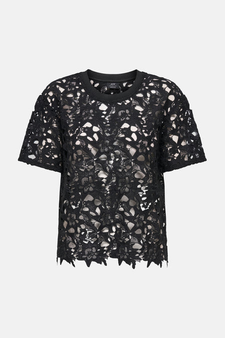 T-shirt noir en dentelle par JDY, avec motif floral ajouré et bordure festonnée.