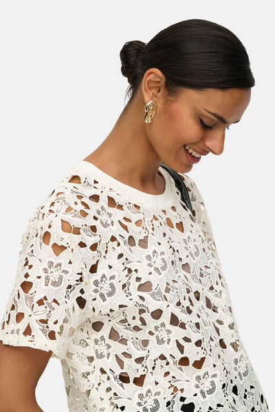 T-shirt blanc de JDY avec motif en dentelle florale délicate et manches courtes.