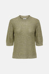 Pull col rond vert de JDY avec des détails scintillants et une texture tricotée.