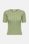 Pull vert à col O de JDY en maille ajourée brillante, avec manches courtes et bords festonnés.