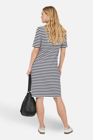 Robe multicolore par JDY, à rayures horizontales, portée avec un sac à main noir et des chaussures de sport beiges.
