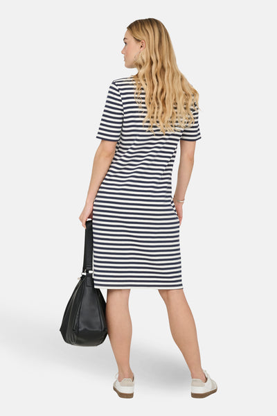Robe multicolore par JDY, à rayures horizontales, portée avec un sac à main noir et des chaussures de sport beiges.
