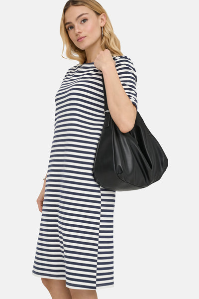 Robe multicolore de JDY à rayures horizontales, portée par un modèle blond avec un sac noir.
