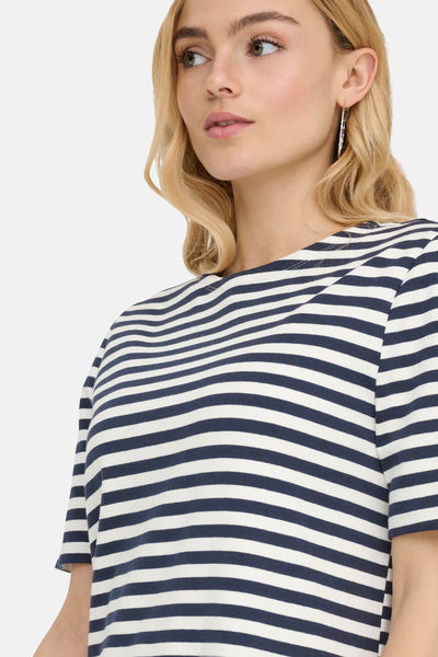 Robe multicolore de JDY, avec motif à rayures horizontales bleu marine et détail de boucles d'oreilles argentées.