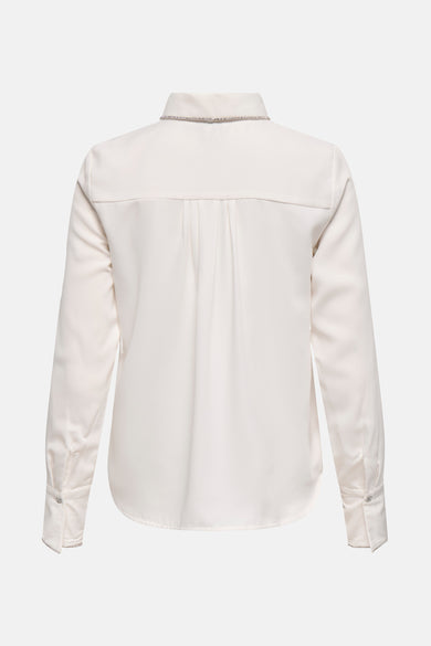 Chemise à manches longues blanche de ONLY, ornée de strass au niveau du col et des poignets.