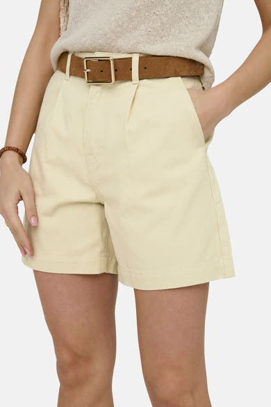 Short beige de JDY, en sergé plissé, avec ceinture marron.