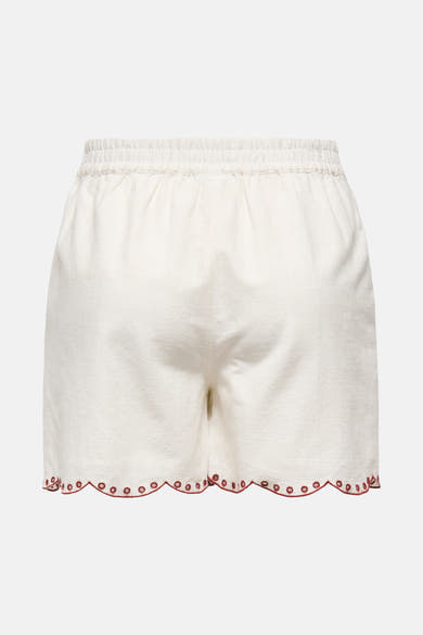 Short blanc de JDY avec taille élastique et bordure festonnée rouge.
