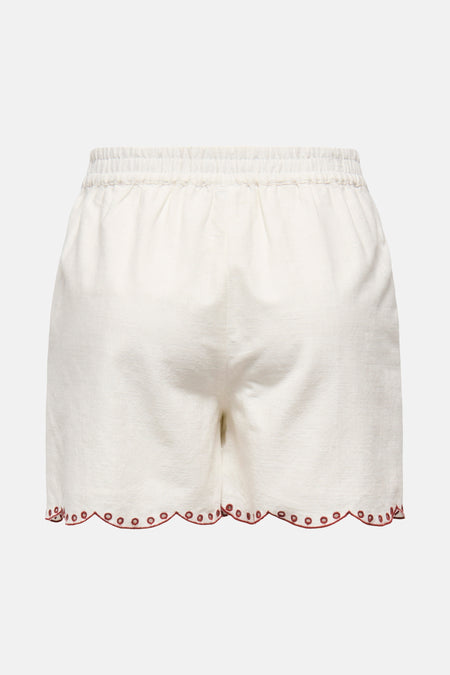 Short blanc de JDY avec taille élastique et bordure festonnée rouge.
