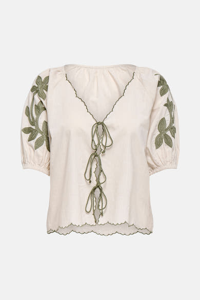 T-shirt à manches courtes écru de JDY avec broderies florales vertes sur les manches et détail lacé à l'avant.