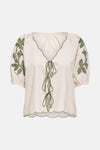 T-shirt à manches courtes écru de JDY avec broderies florales vertes sur les manches et détail lacé à l'avant.