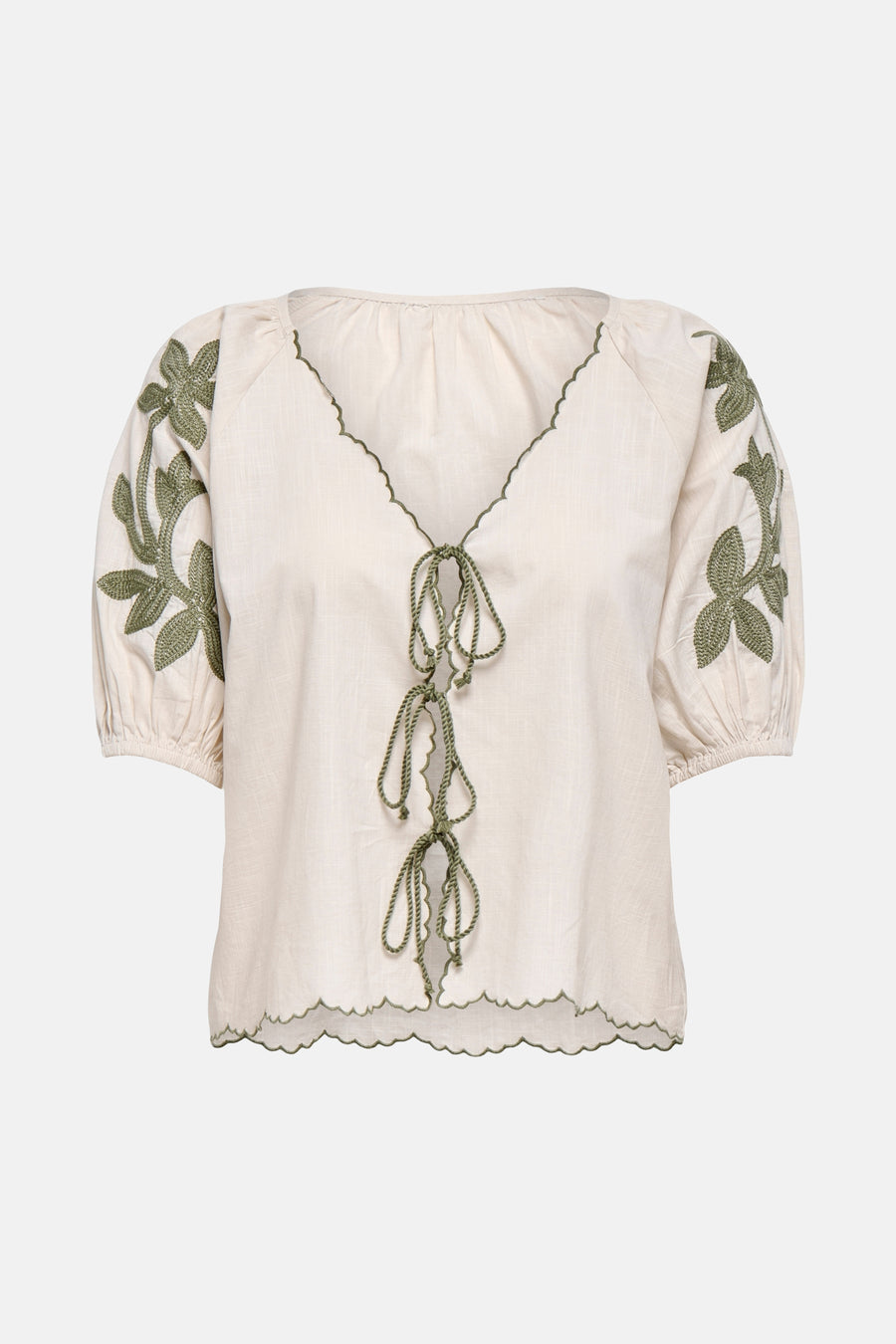 T-shirt à manches courtes écru de JDY avec broderies florales vertes sur les manches et détail lacé à l'avant.