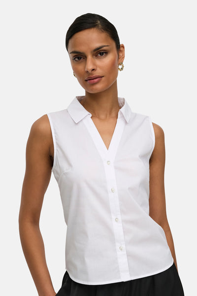 Chemisier sans manches blanc de JDY avec col à pointes, encolure en V et boutonnage frontal, porté par un mannequin avec des boucles d'oreilles dorées.
