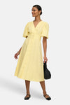 Robe jaune de JDY avec manches courtes bouffantes, boutonnée sur le devant et coupe midi évasée.