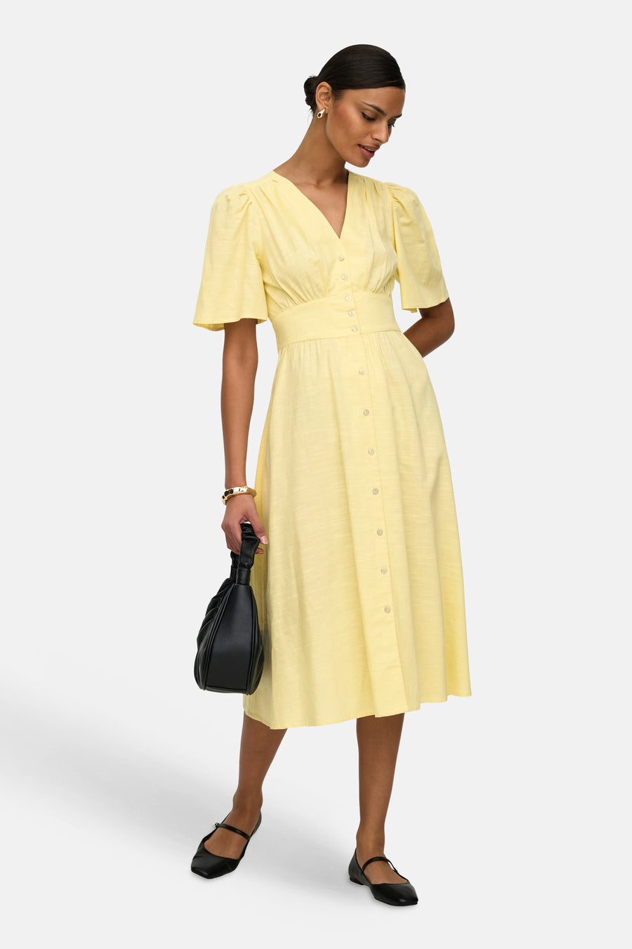 Robe jaune de JDY avec des boutons, manches courtes bouffantes et une ceinture ajustée.