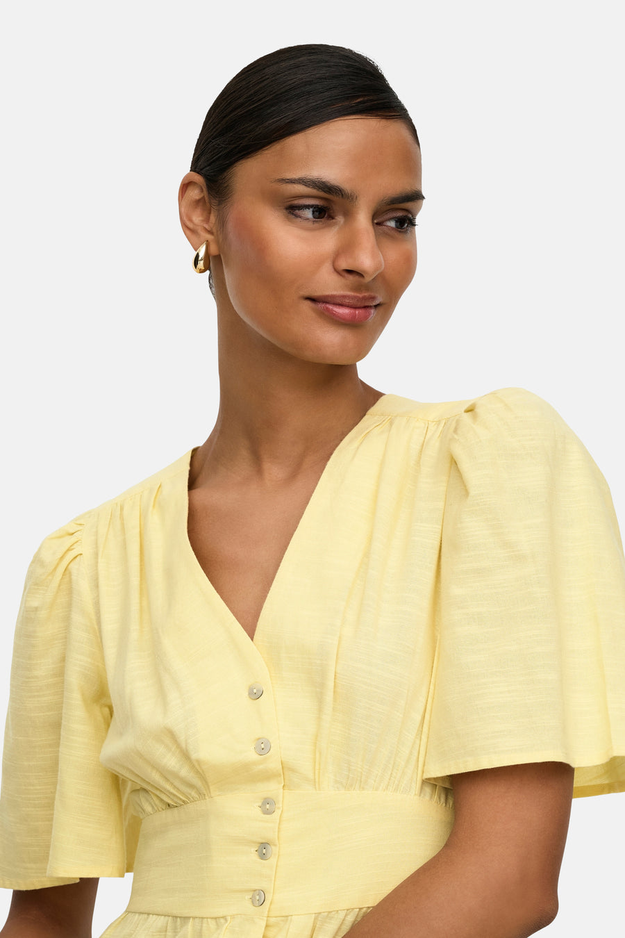 Robe jaune de JDY, avec boutons et manches bouffantes.