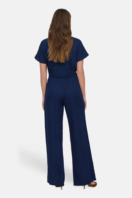 Chemise bleu à manches courtes de ONLY, vue de dos, avec une texture froissée.
