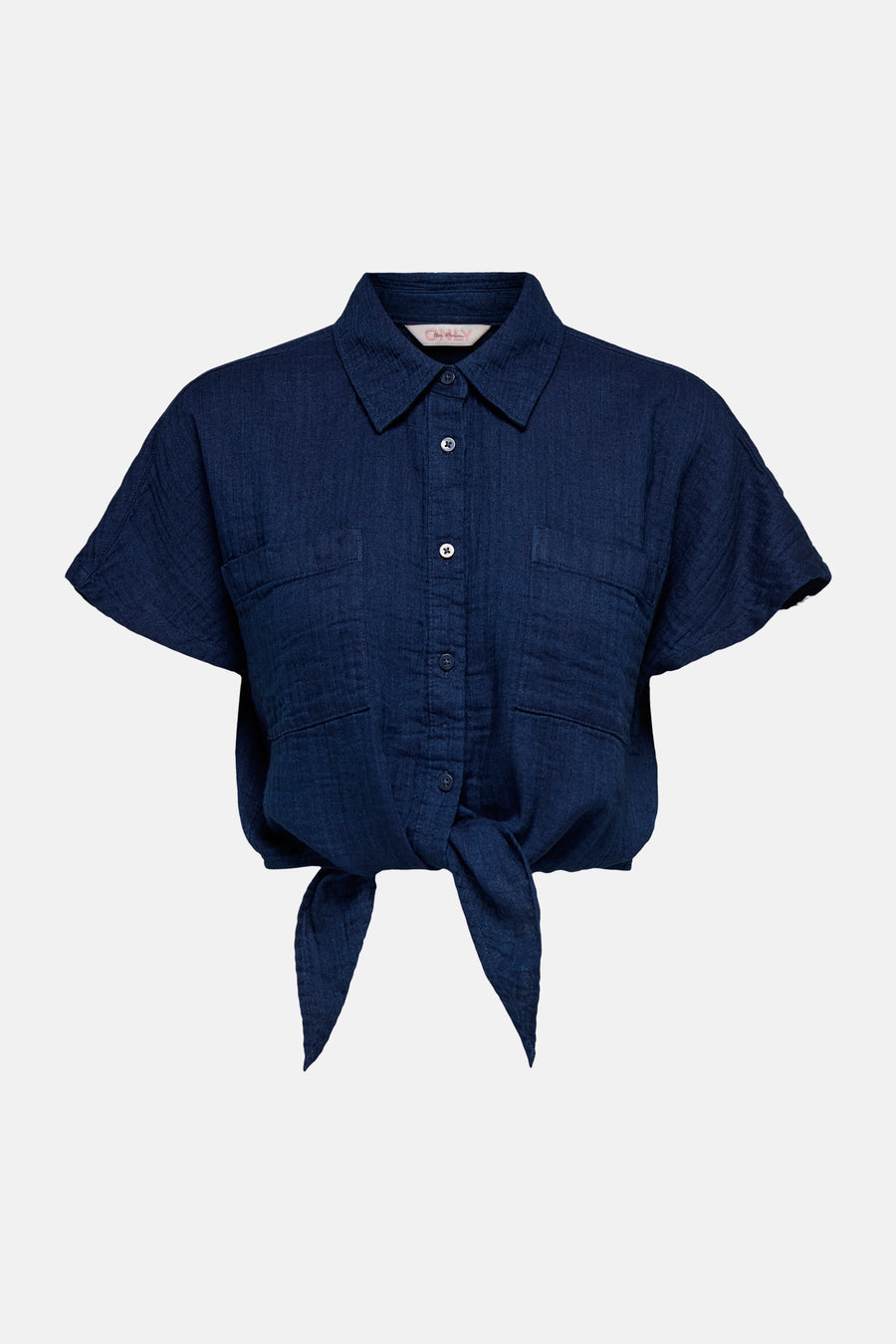 Chemisier bleu à manches courtes par ONLY, avec boutons et détail noué à la taille.