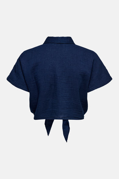 Chemise bleu à manches courtes de ONLY, nouée dans le dos, avec texture froissée visible.
