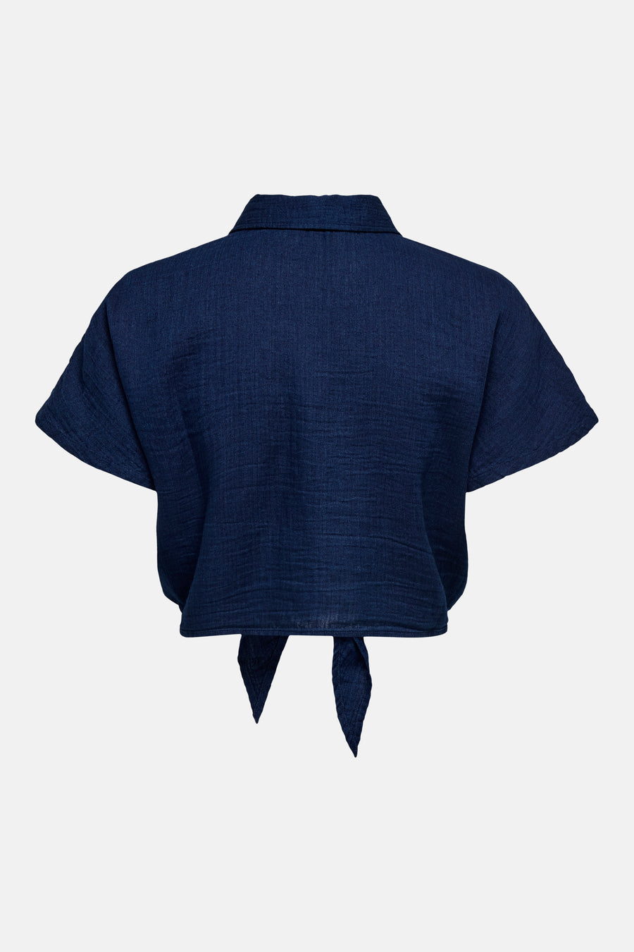 Chemise bleu à manches courtes de ONLY, nouée dans le dos, avec texture froissée visible.
