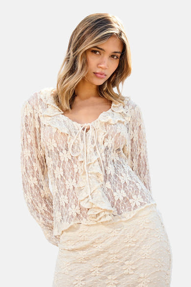 Blouse écru de ONLY® en dentelle florale transparente, à col volanté et liens.