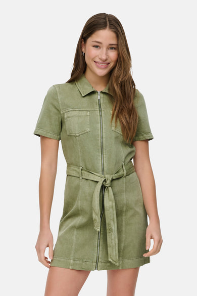 Korte, uitgewassen groene overhemdjurk van ONLY® met ritssluiting, strikceintuur en korte mouwen.