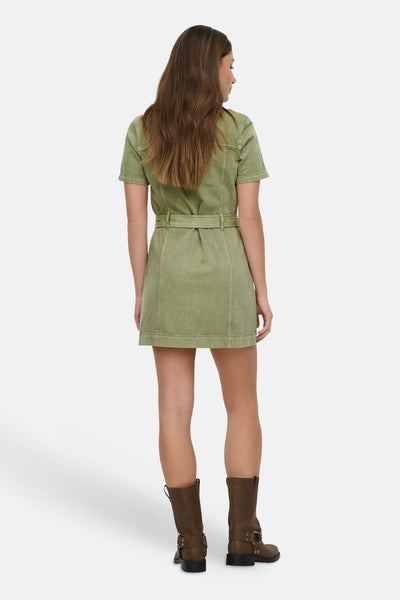 Groene jurk met korte mouwen en riem van ONLY, met verweerde look, van achteren gezien, gedragen met bruine laarzen.