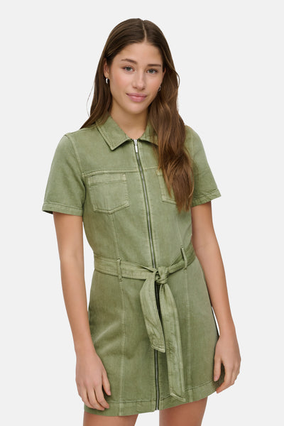 Robe courte verte délavée de ONLY® à manches courtes, col, fermeture éclair frontale et ceinture à nouer.