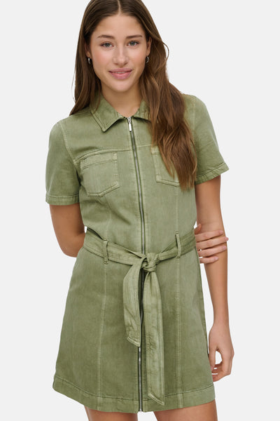 Robe verte de ONLY® style chemise avec fermeture éclair intégrale, deux poches poitrine et ceinture à nouer.