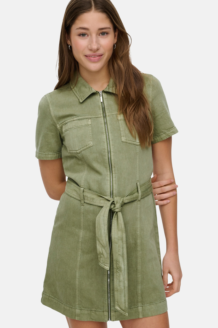 Groene jurk van ONLY® in overhemdstijl met volledige ritssluiting, twee borstzakken en een strikceintuur.