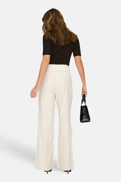 Beige broek van ONLY® met hoge taille, wijde pasvorm, van achteren gedragen met een zwart topje en een tas.