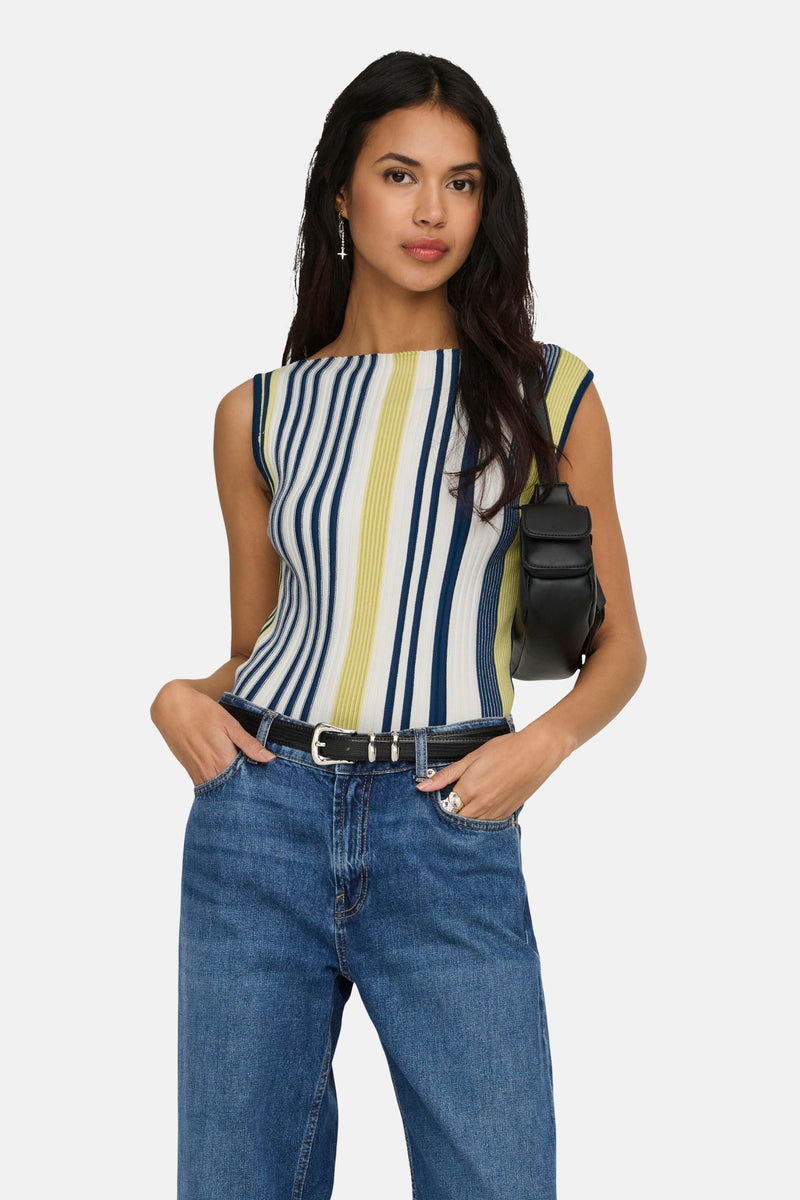 Top sans manches multicolore par ONLY, porté avec un jean et une ceinture noire.
