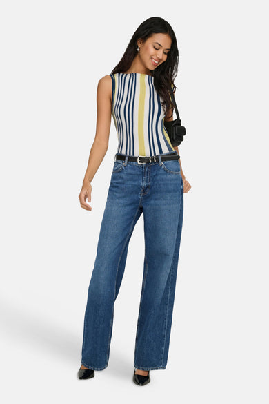 Top sans manches multicolore de ONLY, rayé, porté avec un jean taille haute et une ceinture noire.