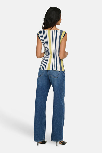 Top sans manches multicolore de ONLY®, à rayures verticales avec un pantalon jean bleu ample et des talons aiguilles noirs.
