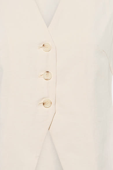 Blazer beige de ONLY® en gros plan, avec patte de boutonnage et trois boutons visibles.