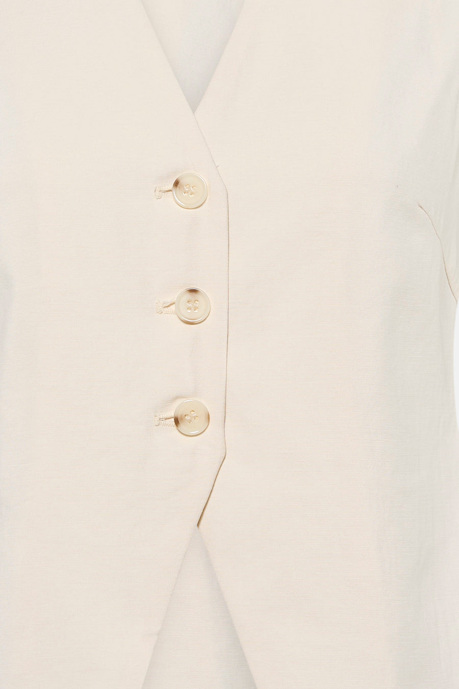 Blazer beige de ONLY® en gros plan, avec patte de boutonnage et trois boutons visibles.