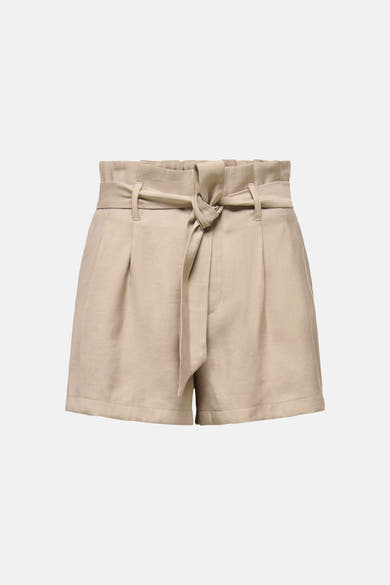 Short beige de ONLY® avec taille haute à volants, ceinture à nouer et plis.