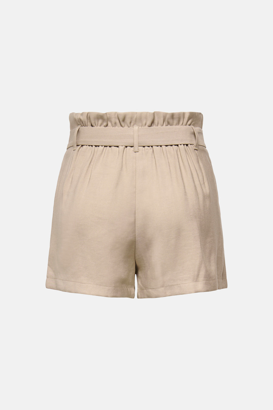 Short beige de ONLY® avec taille haute froncée, ceinture assortie et vue de dos.