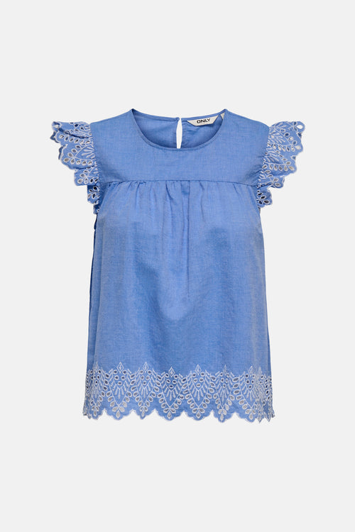 Blouse bleue sans manches de ONLY, avec des détails en broderie anglaise aux manches et à l'ourlet.
