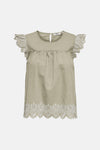 Chemisier beige sans manches de ONLY, avec broderie anglaise sur les manches et l'ourlet.