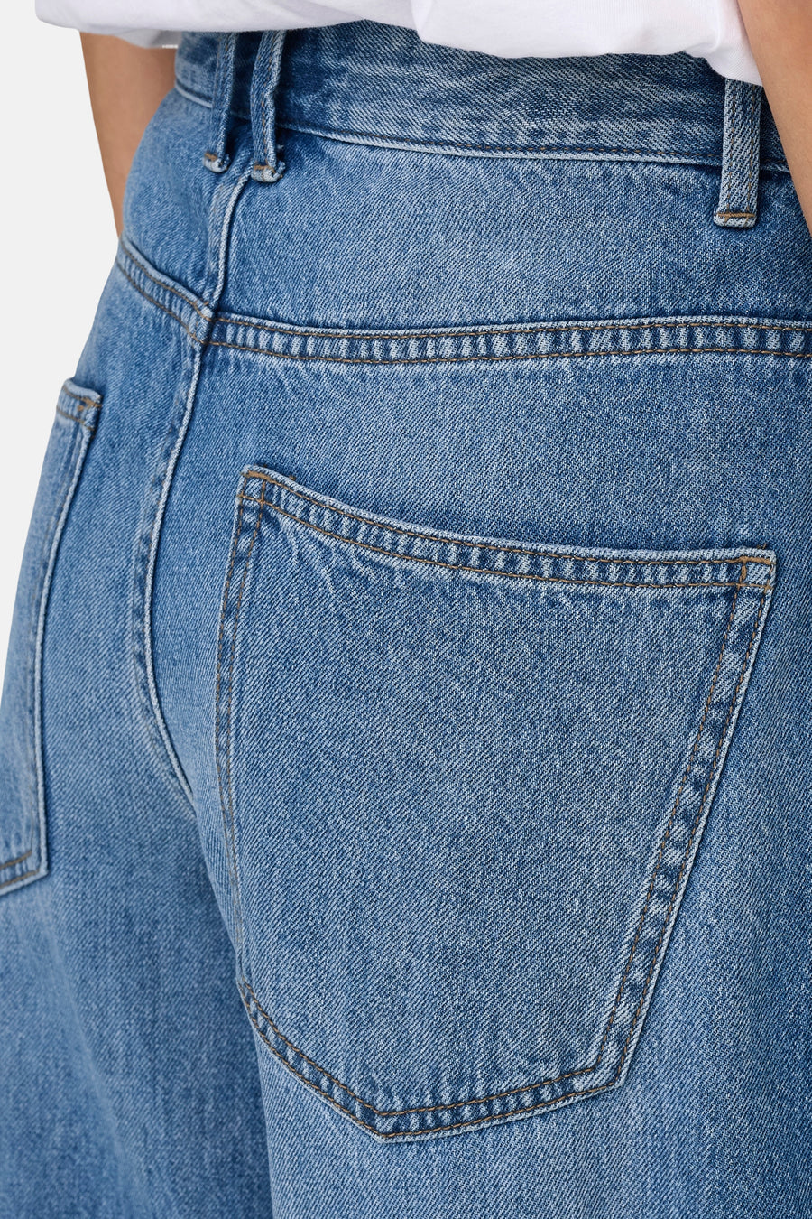 Jean en denim bleu clair par ONLY, avec poches arrière et passants de ceinture.
