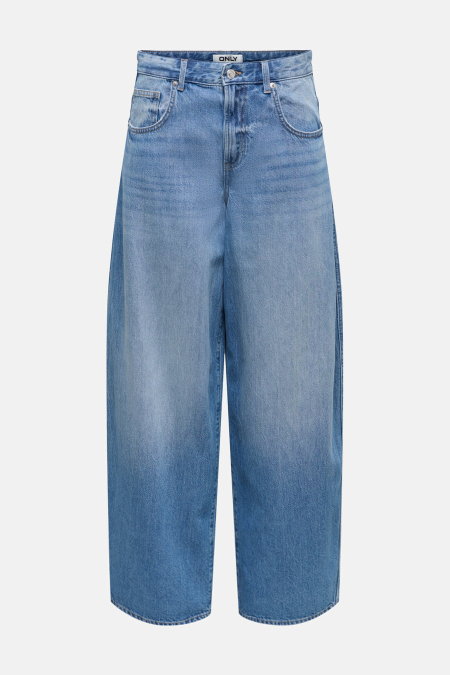 Jean large en denim bleu clair de ONLY, avec une coupe ample et des poches visibles.
