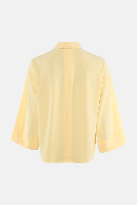 Chemise jaune à manches longues par ONLY®, vue de dos, avec pli creux vertical.