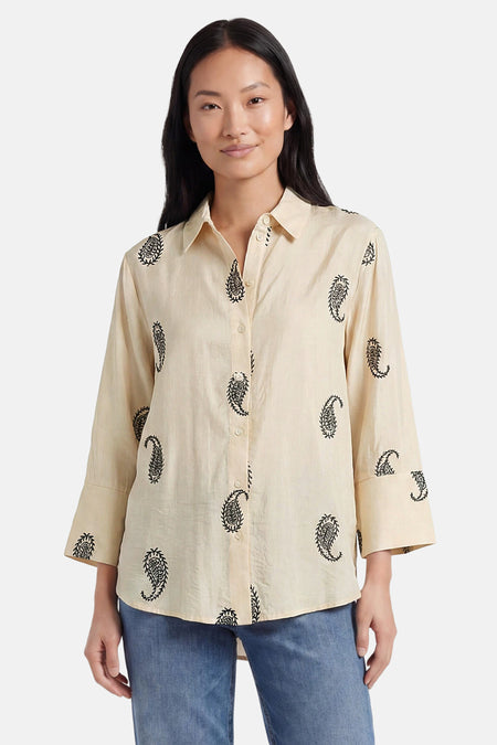 Chemise à manches longues beige clair de JDY ornée de motifs cachemire noirs, portée avec un jean.