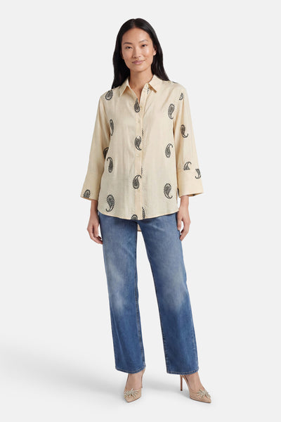 Chemise crème à motifs cachemire noirs de JDY, à manches 3/4, portée avec un jean.