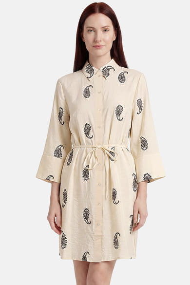 Robe multicolore de JDY, crème avec motif cachemire noir, col chemise, boutonnée et ceinturée, manches 3/4.