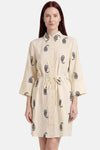 Robe multicolore de JDY, crème avec motif cachemire noir, col chemise, boutonnée et ceinturée, manches 3/4.
