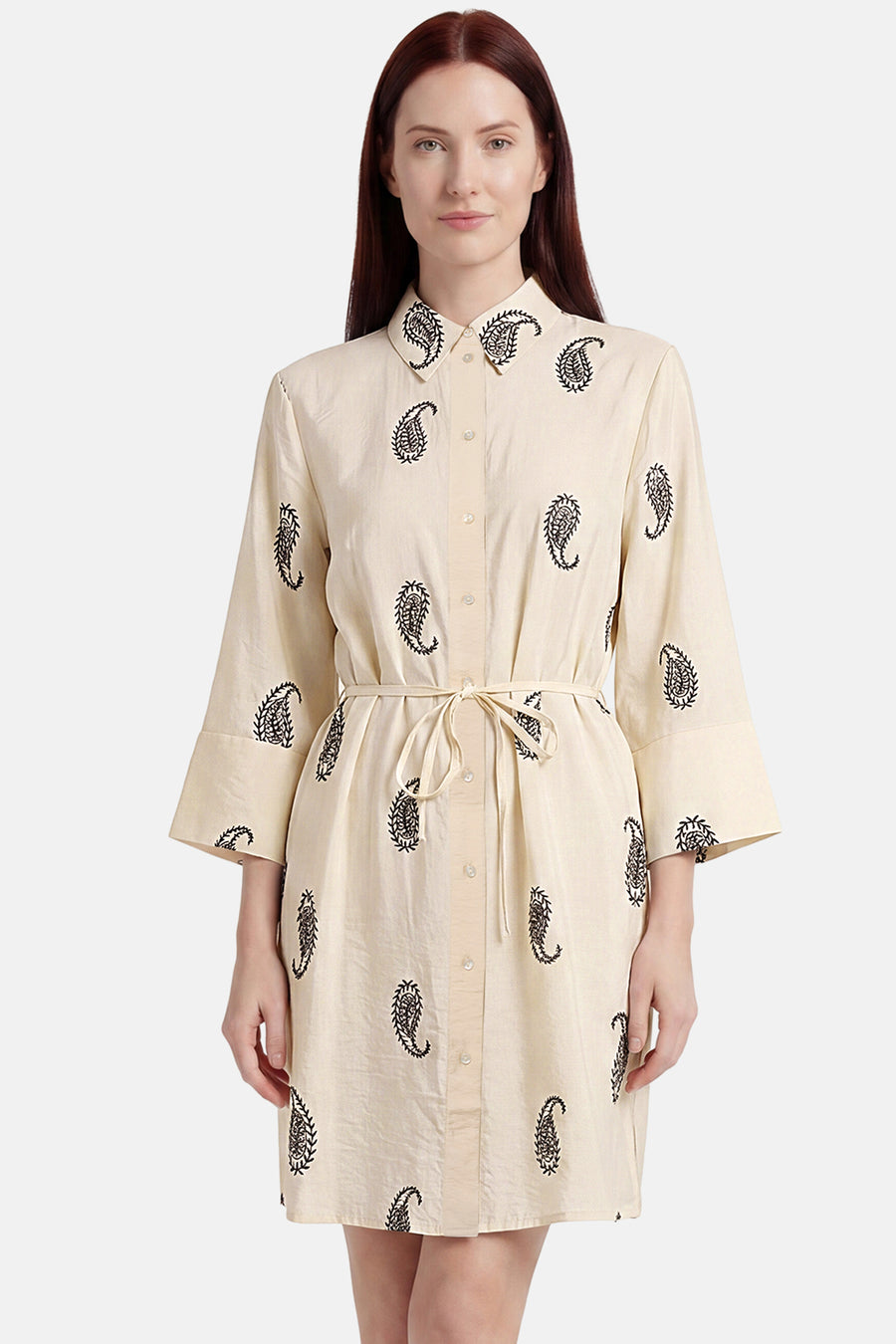 Robe multicolore de JDY, crème avec motif cachemire noir, col chemise, boutonnée et ceinturée, manches 3/4.