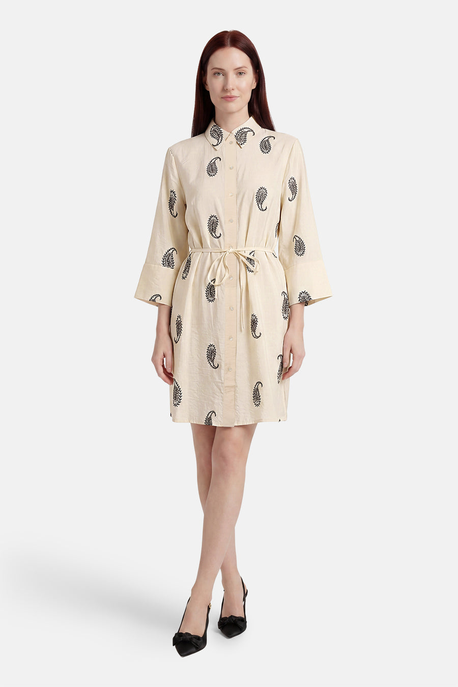 Robe chemise crème à imprimé cachemire noir de JDY, avec ceinture nouée et manches 3/4.