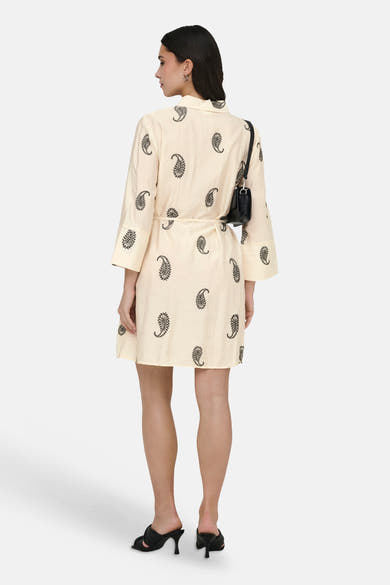 Robe 3/4 multicolore de JDY à motifs paisley noirs, col chemise, manches 3/4 et taille ceinturée, vue de dos, avec pochette et mules noires.