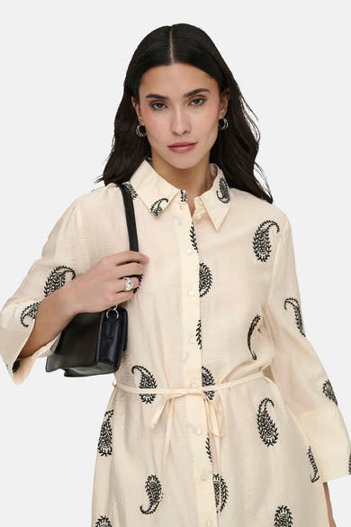 Robe chemise crème de JDY à motifs cachemire noirs, boutonnée avec lien à la taille.